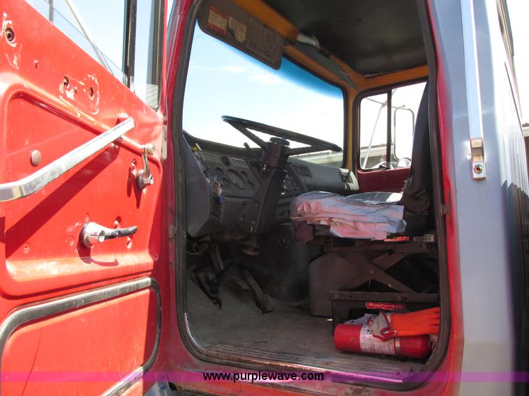 image for item G8769 1990 Ford LNT8000 vacuum truck