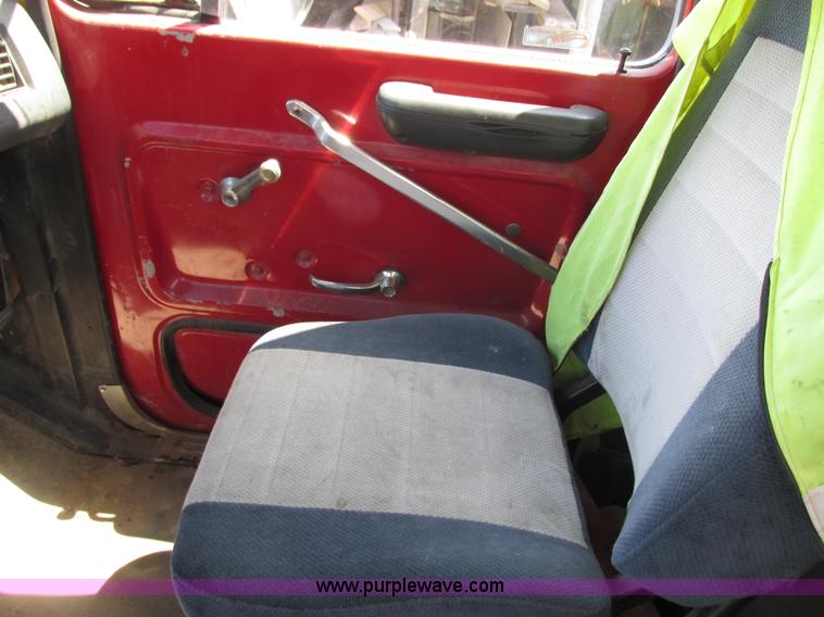 image for item G8769 1990 Ford LNT8000 vacuum truck