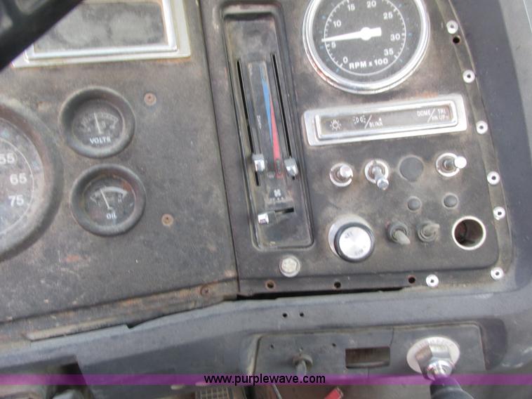 image for item G8769 1990 Ford LNT8000 vacuum truck