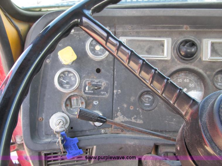 image for item G8769 1990 Ford LNT8000 vacuum truck