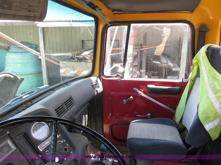 image for item G8769 1990 Ford LNT8000 vacuum truck