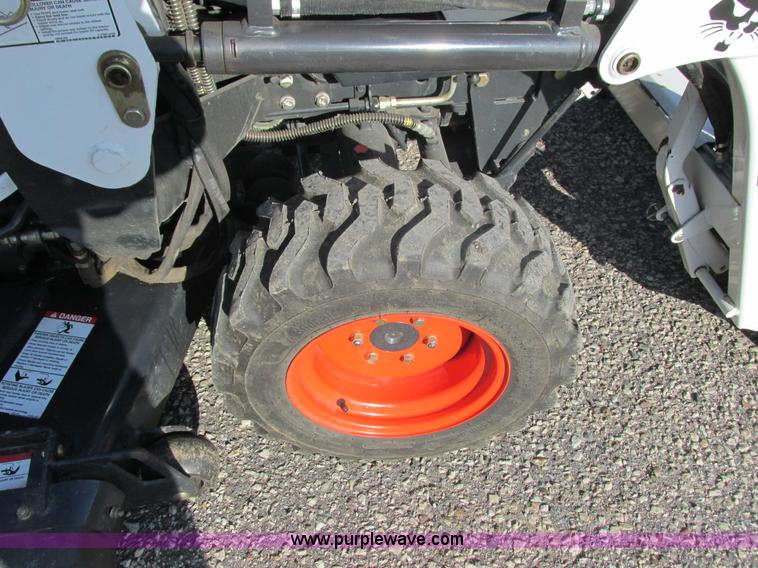 image for item G8776 2009 Bobcat CT122 tractor with loader