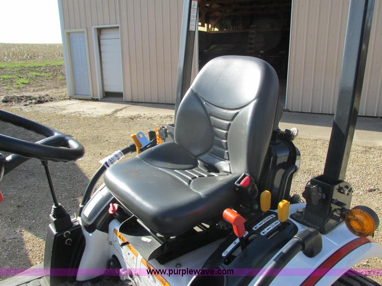 image for item G8776 2009 Bobcat CT122 tractor with loader