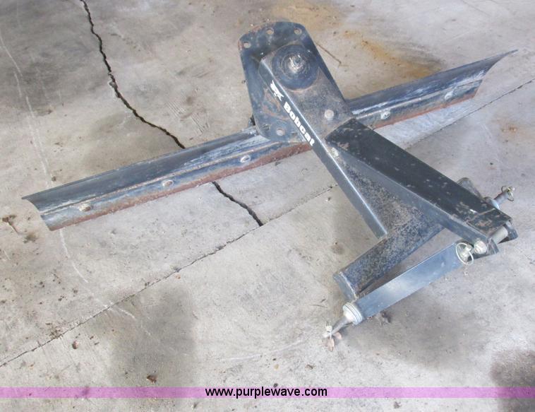 image for item G8776 2009 Bobcat CT122 tractor with loader