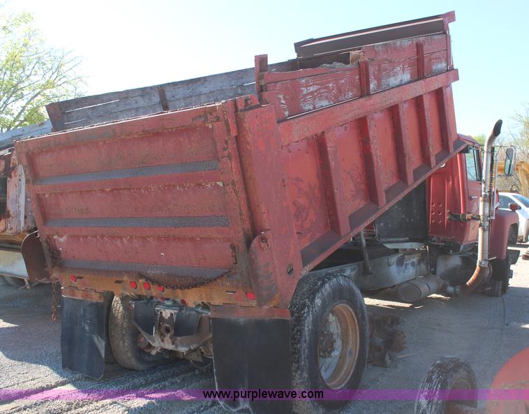 image for item H2632 1985 Ford L9000 dump truck