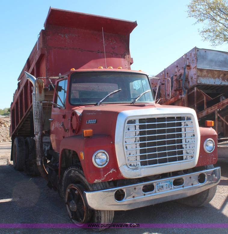 image for item H2632 1985 Ford L9000 dump truck