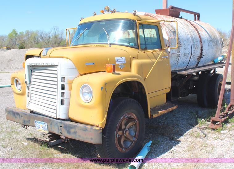 image for item H2634 1971 International 1750 water truck