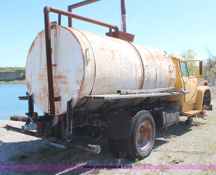 image for item H2634 1971 International 1750 water truck