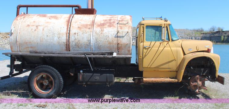 image for item H2634 1971 International 1750 water truck