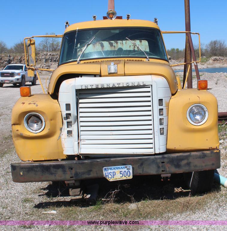 image for item H2634 1971 International 1750 water truck