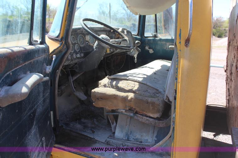 image for item H2634 1971 International 1750 water truck