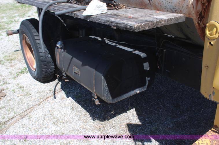 image for item H2634 1971 International 1750 water truck