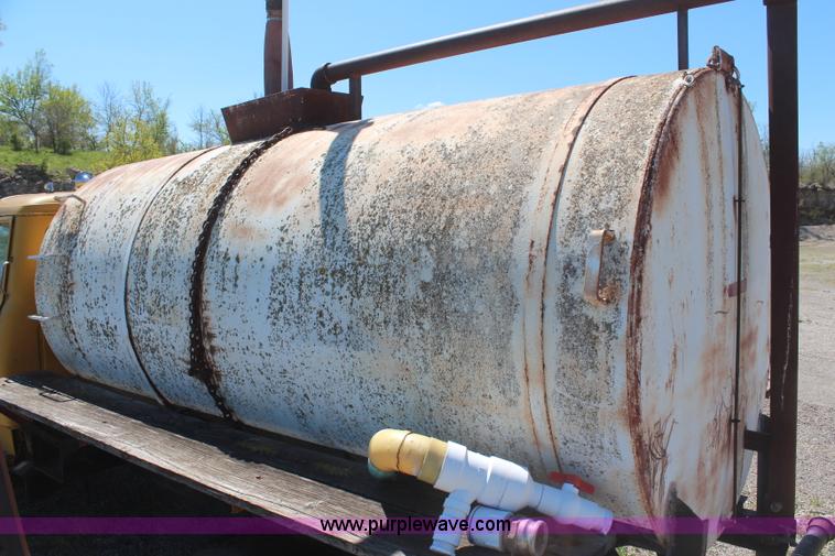 image for item H2634 1971 International 1750 water truck