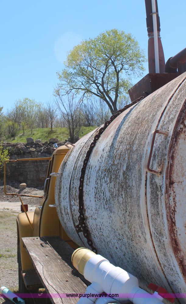 image for item H2634 1971 International 1750 water truck