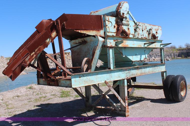 image for item H2635 Cedarapids two deck screen