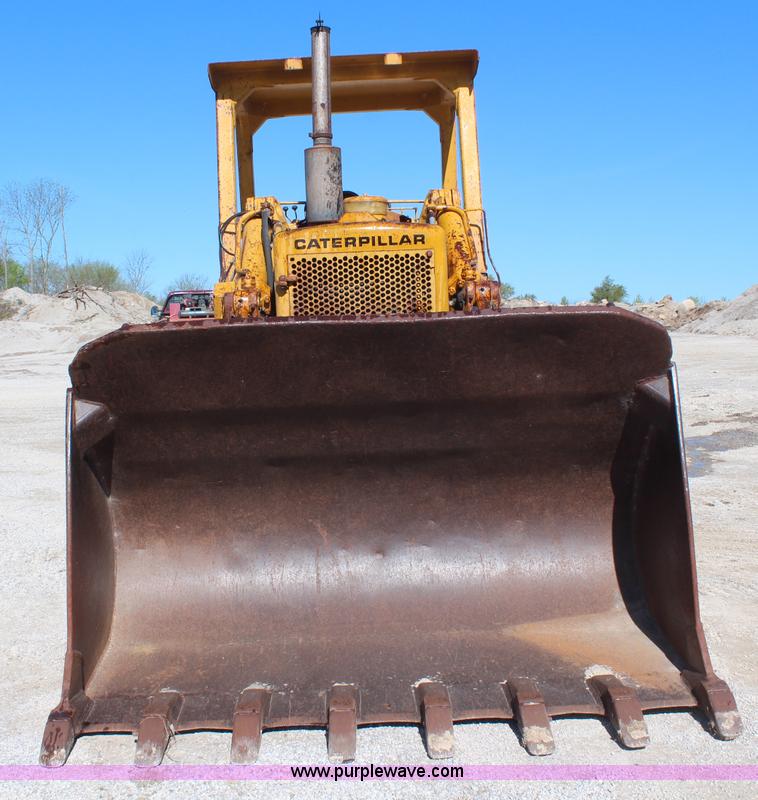 image for item H2644 1974 Caterpillar 977L track loader