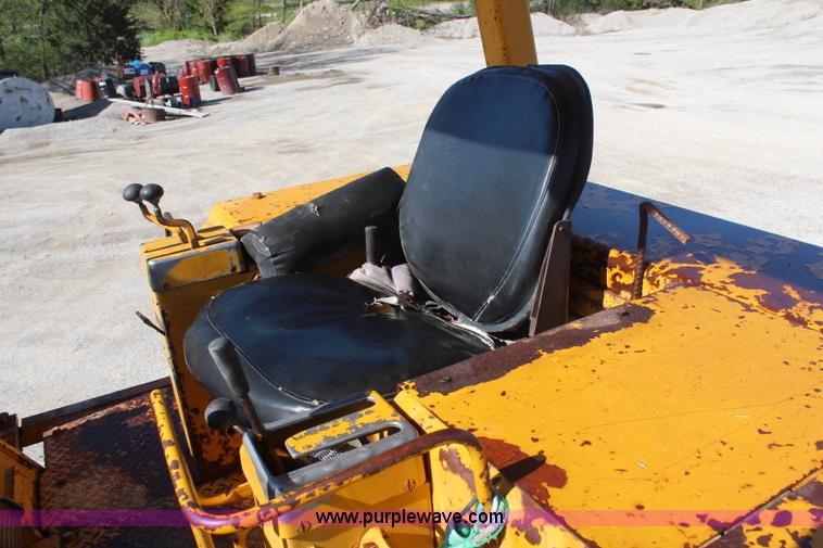 image for item H2644 1974 Caterpillar 977L track loader