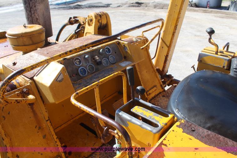 image for item H2644 1974 Caterpillar 977L track loader