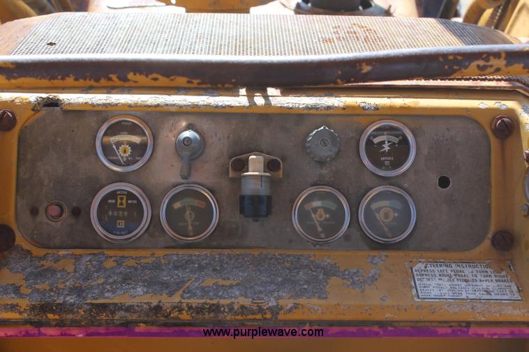 image for item H2644 1974 Caterpillar 977L track loader