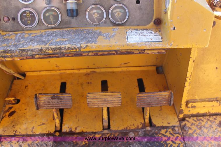 image for item H2644 1974 Caterpillar 977L track loader