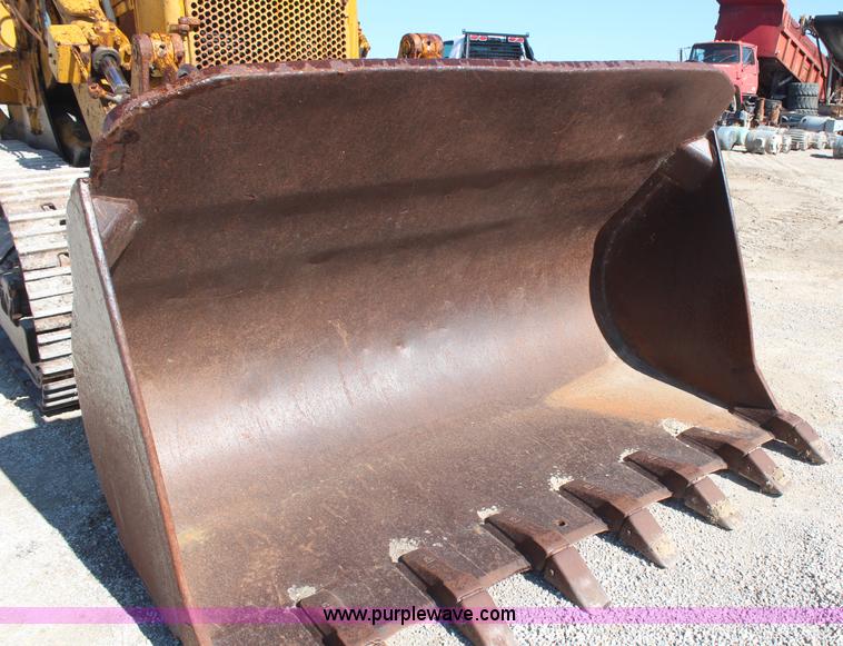 image for item H2644 1974 Caterpillar 977L track loader