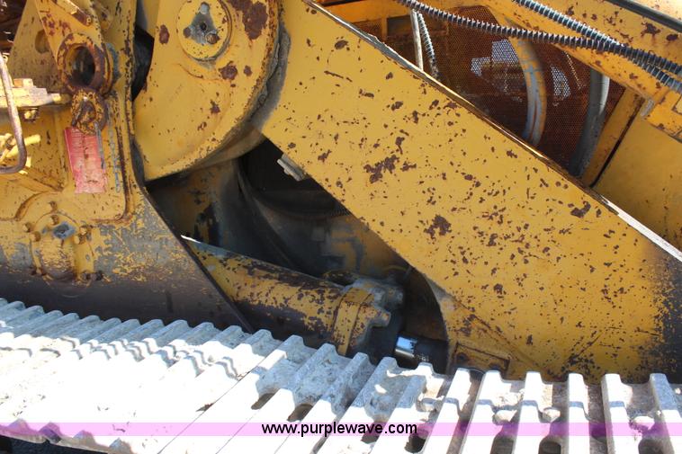 image for item H2644 1974 Caterpillar 977L track loader