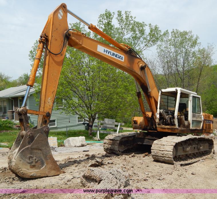 image for item H3429 1995 Hyundai 200LC excavator