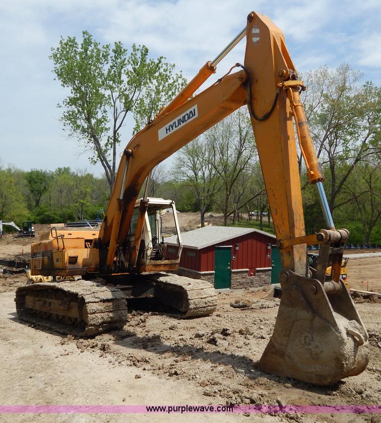 image for item H3429 1995 Hyundai 200LC excavator