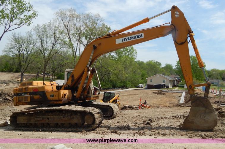 image for item H3429 1995 Hyundai 200LC excavator