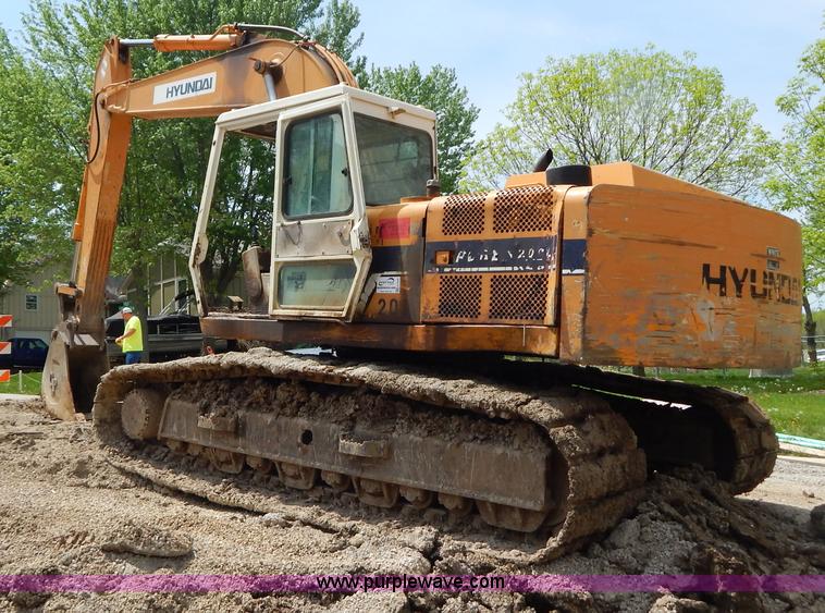 image for item H3429 1995 Hyundai 200LC excavator