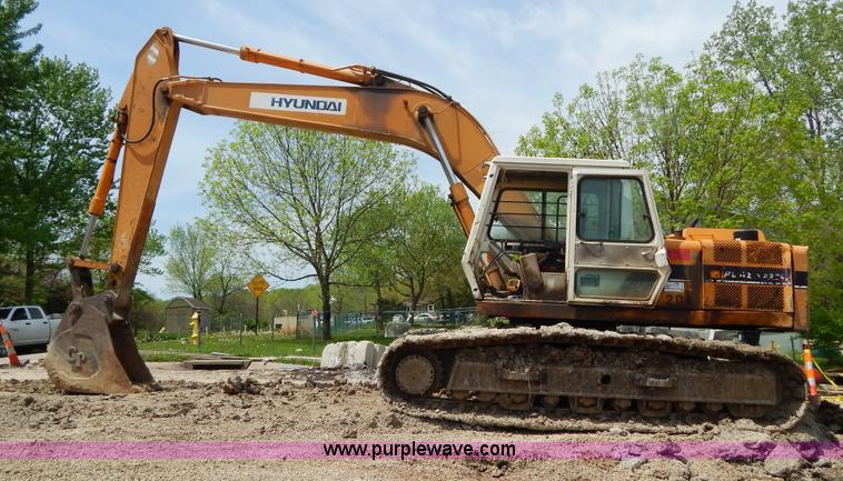 image for item H3429 1995 Hyundai 200LC excavator