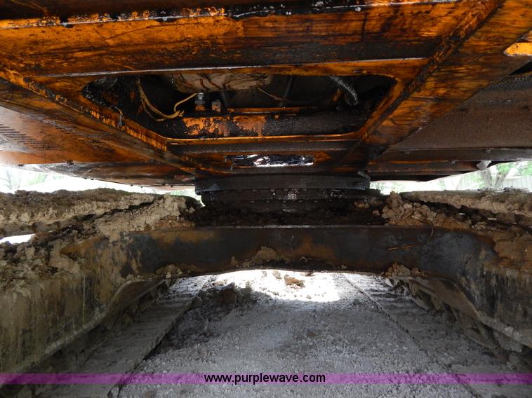 image for item H3429 1995 Hyundai 200LC excavator