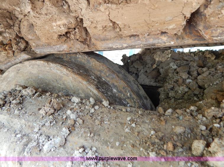 image for item H3429 1995 Hyundai 200LC excavator