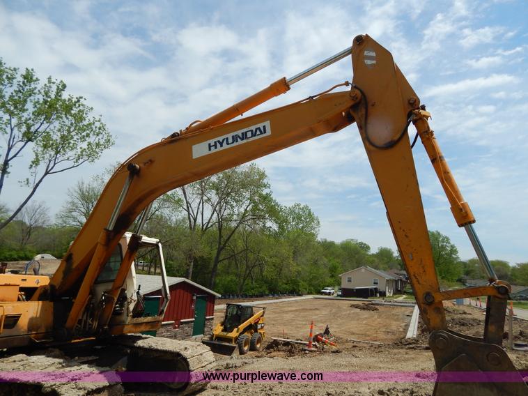 image for item H3429 1995 Hyundai 200LC excavator