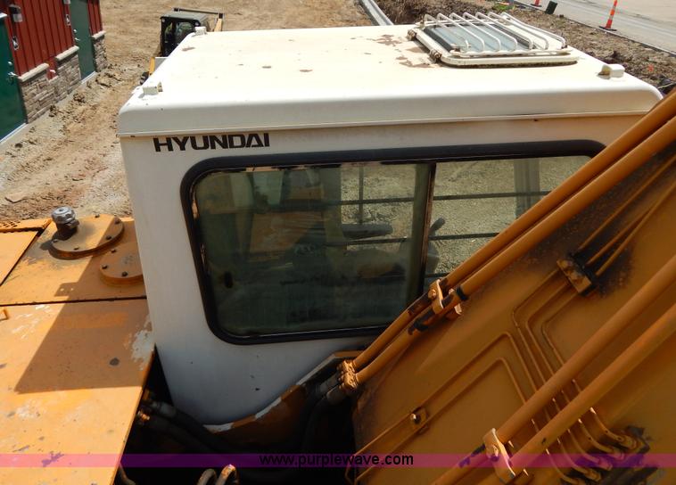 image for item H3429 1995 Hyundai 200LC excavator