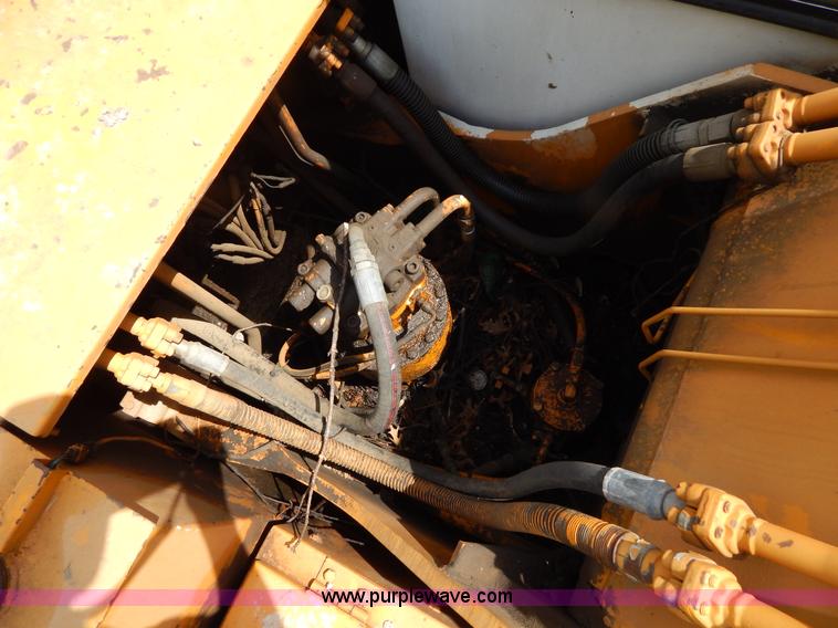 image for item H3429 1995 Hyundai 200LC excavator