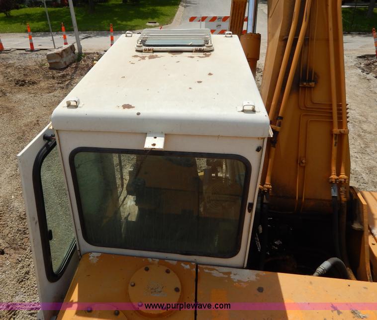 image for item H3429 1995 Hyundai 200LC excavator