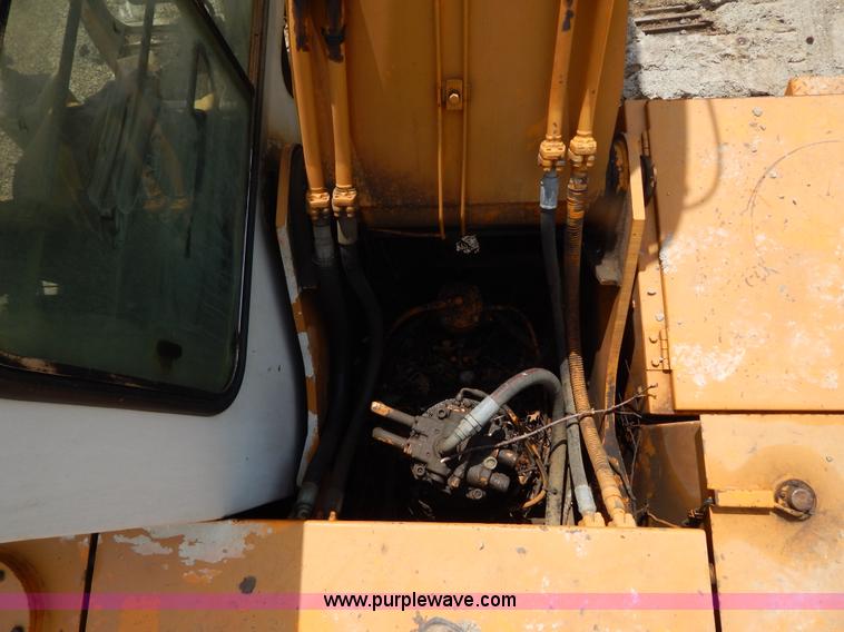 image for item H3429 1995 Hyundai 200LC excavator