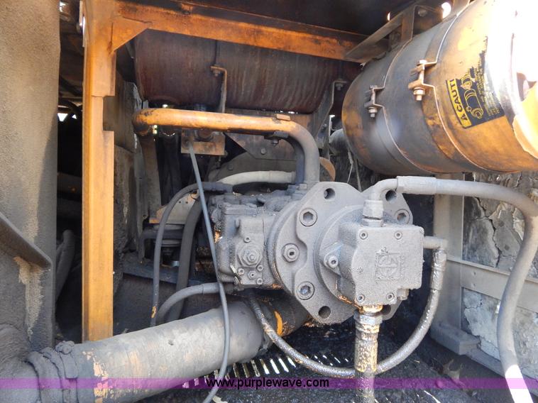 image for item H3429 1995 Hyundai 200LC excavator