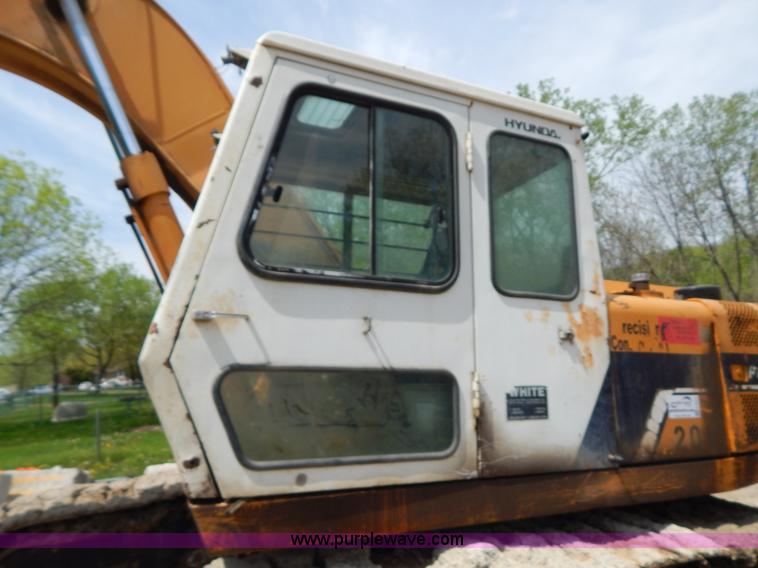 image for item H3429 1995 Hyundai 200LC excavator