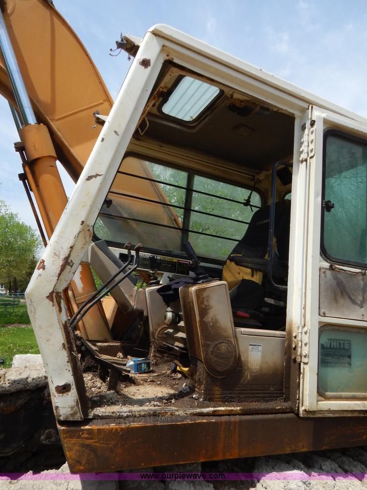 image for item H3429 1995 Hyundai 200LC excavator