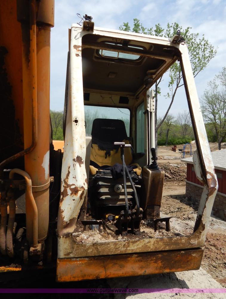 image for item H3429 1995 Hyundai 200LC excavator