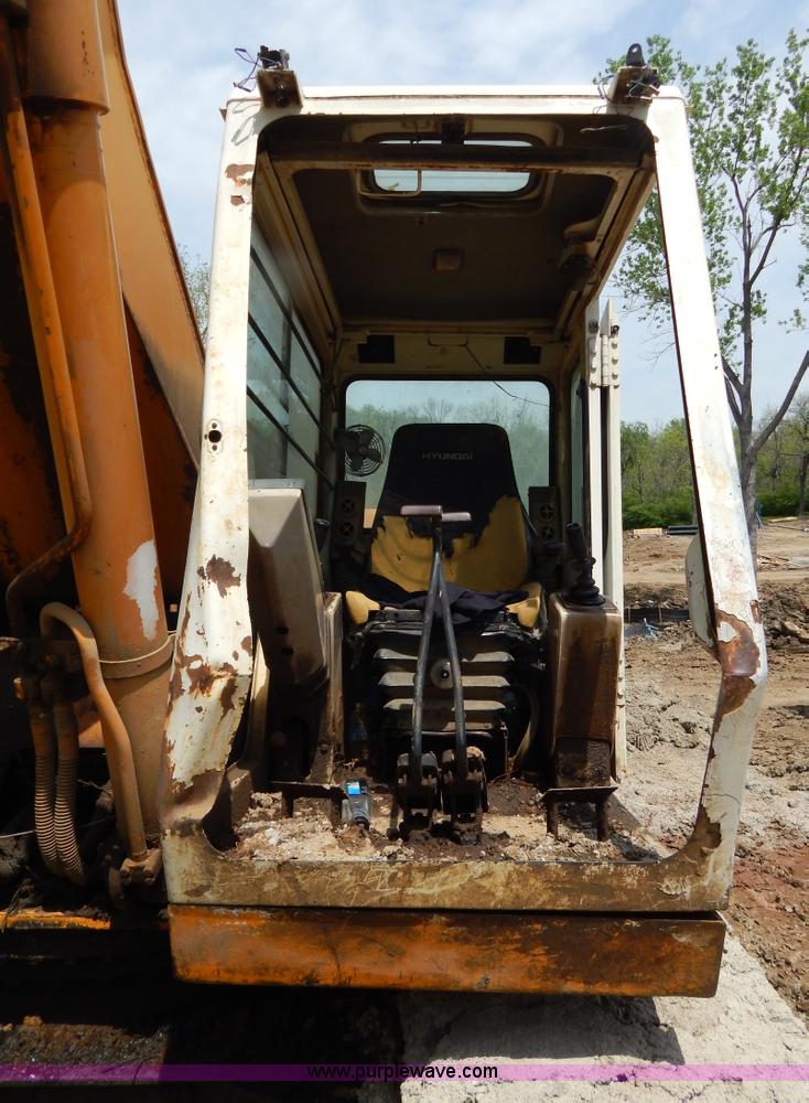image for item H3429 1995 Hyundai 200LC excavator