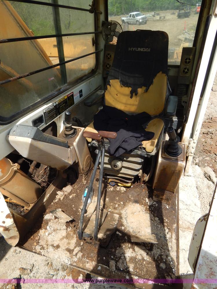 image for item H3429 1995 Hyundai 200LC excavator