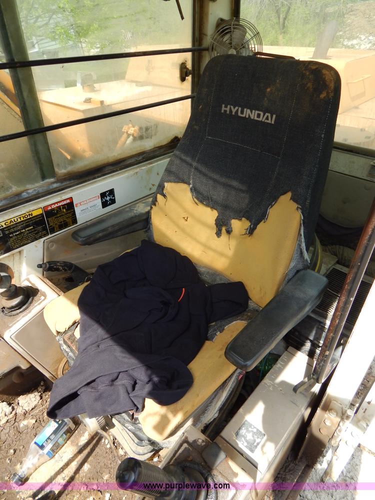 image for item H3429 1995 Hyundai 200LC excavator