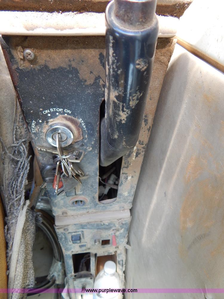 image for item H3429 1995 Hyundai 200LC excavator