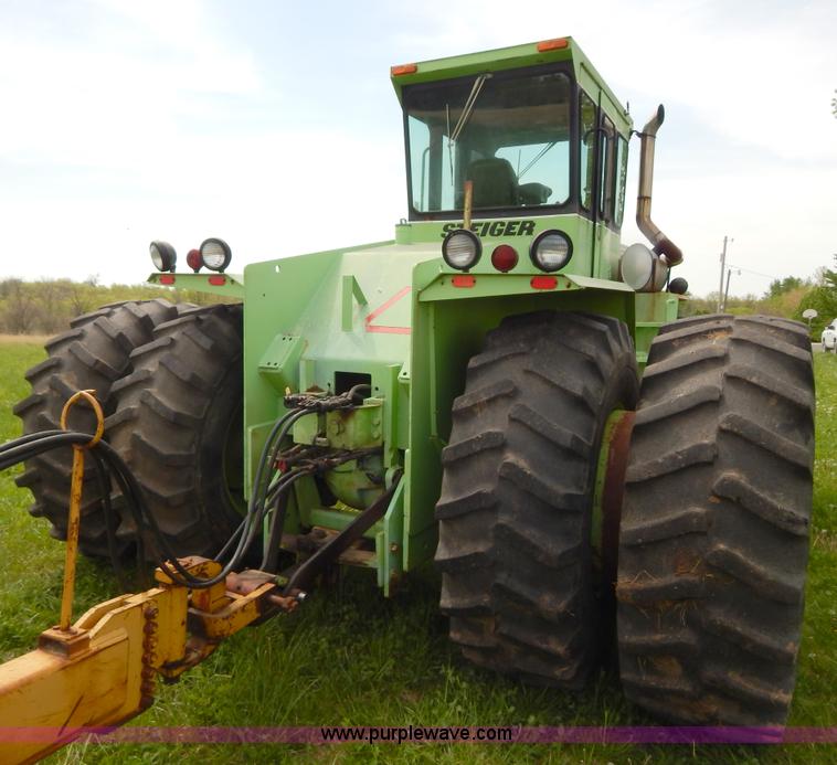 image for item H3430 1981 Steiger Panther III PTA325 4WD tractor