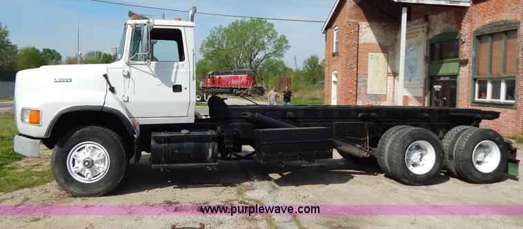 image for item H3433 1995 Ford L9000 roll off truck