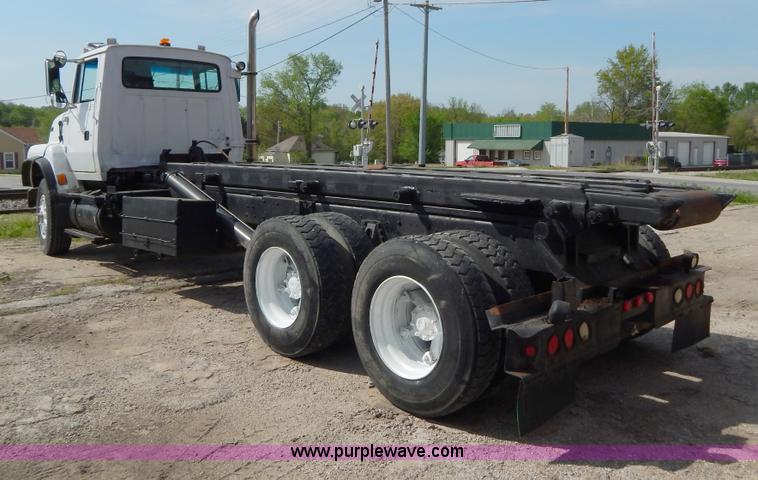 image for item H3433 1995 Ford L9000 roll off truck