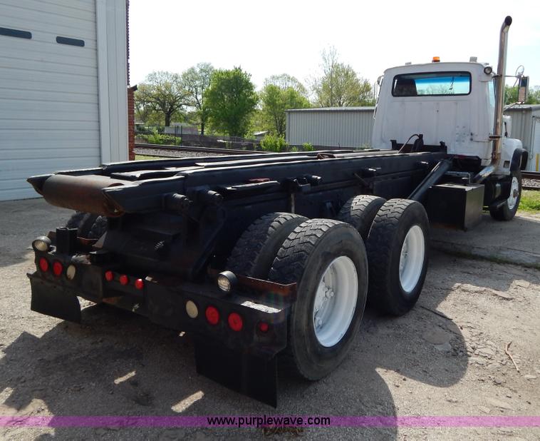 image for item H3433 1995 Ford L9000 roll off truck